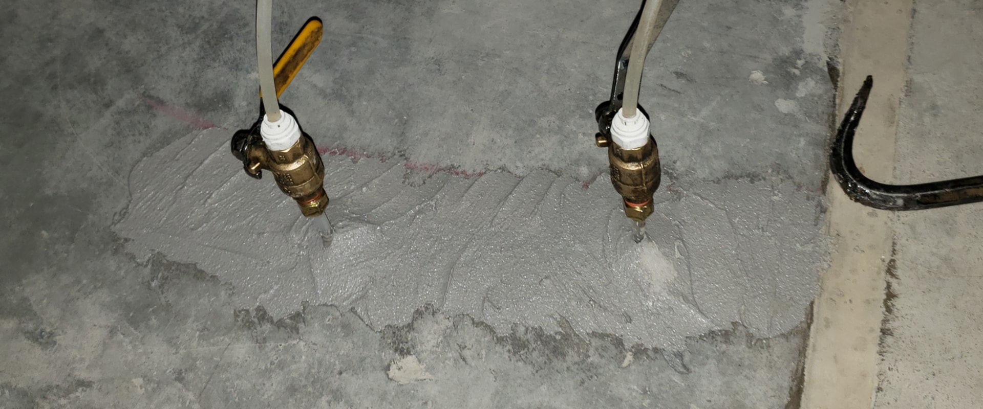 What is the minimum crack width for epoxy injection?