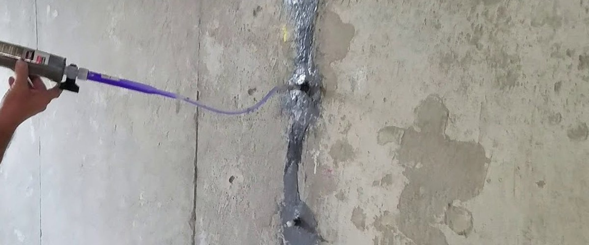 What is the Difference Between Epoxy and Polyurethane in Concrete Crack Injection?